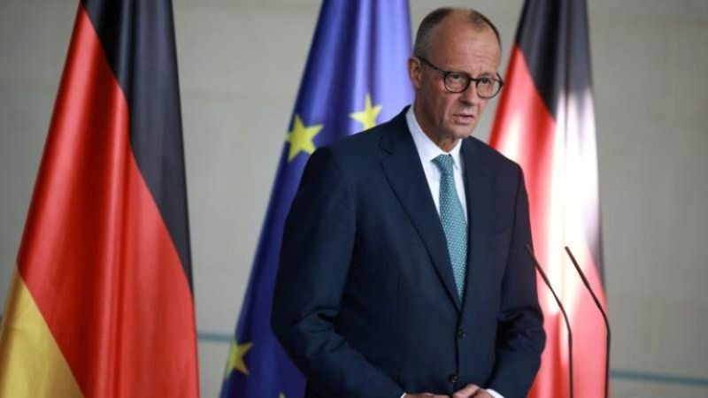 Арестуваха трима климатични активисти, опитали да повредят частния самолет на Мерц